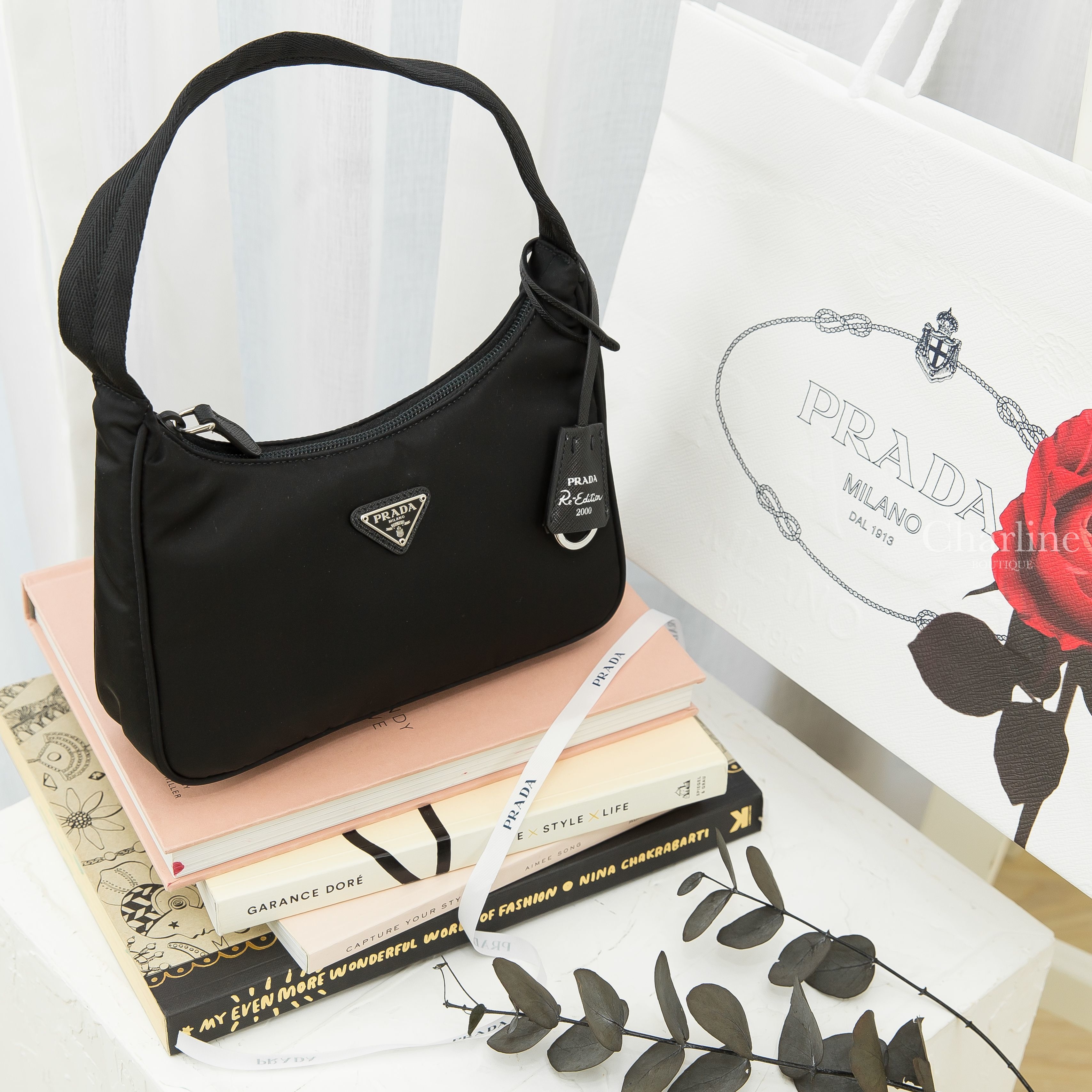 Prada Prada Re-edition 2000 Nylon Mini-bag 黑色三角銀字Logo布紋提把拉鍊尼龍手提肩背包-Charline Boutique 精品代購