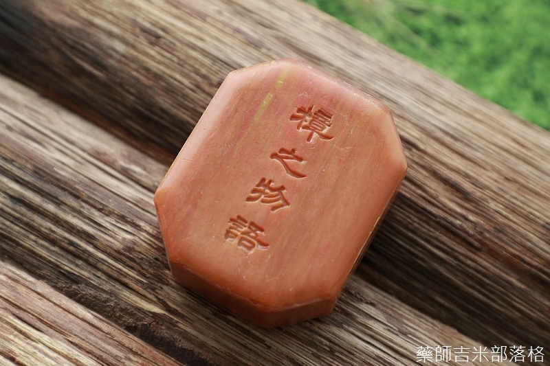 牛樟芝精華加上木質香氛，髣髴沐浴森林中