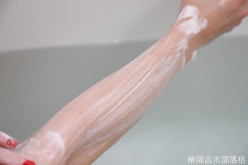 牛樟芝精華加上木質香氛，髣髴沐浴森林中