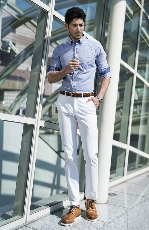 穿著商務襯衫的專業工程師