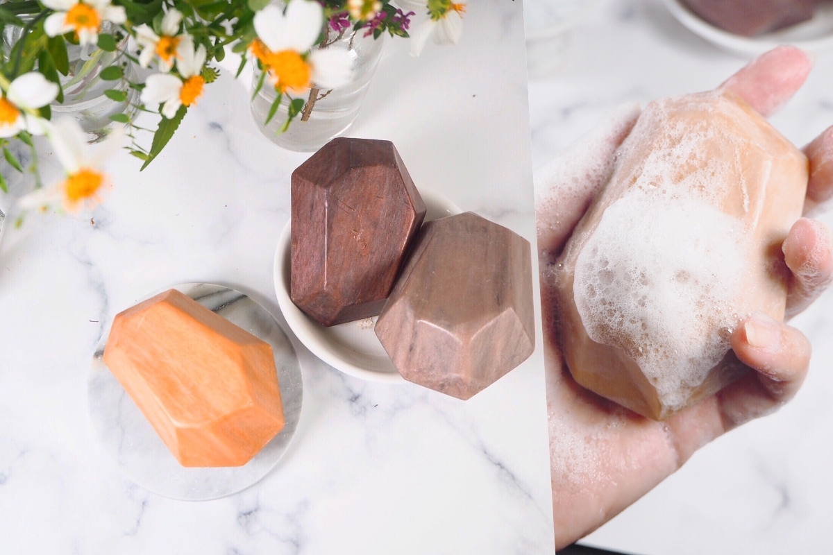 洗臉皂的清潔＋保養實力更是實打實的強！依不同膚質推出3種專屬潔顏配方，各別在「滋潤修復」「保濕回亮」和「控油清潔」這3大關鍵訴求做好做滿，在有效清潔的同時，也默默揉入複方草本、玻尿酸和醉碟花萃取等成分，讓肌膚吃足好料，將肌膚調整至平衡健康的狀態。