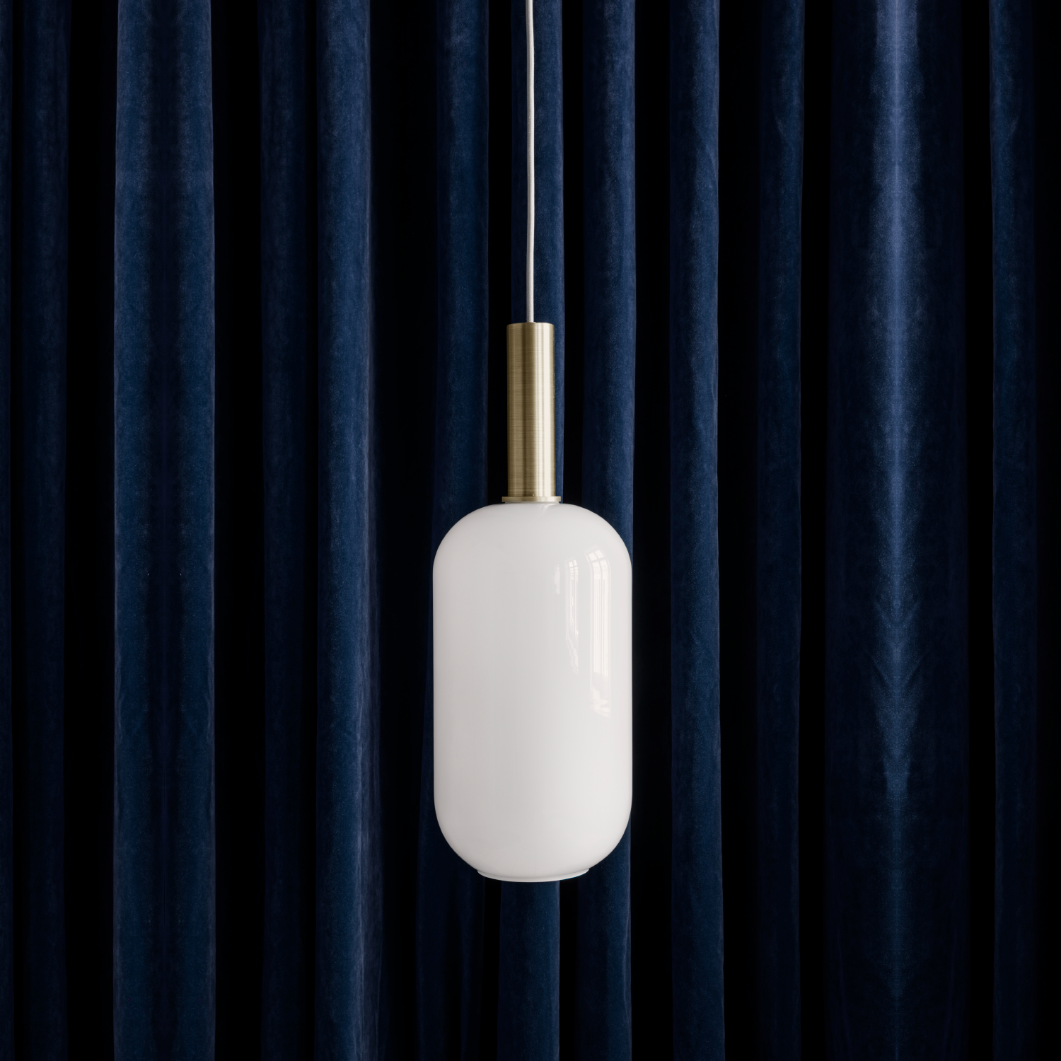 金細 / 蛋白石燈罩 - 長球體 by Ferm Living