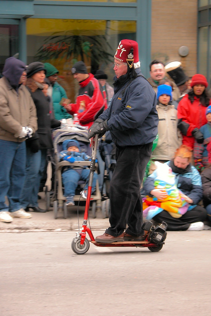 一名歐洲老年人騎著電動滑板車