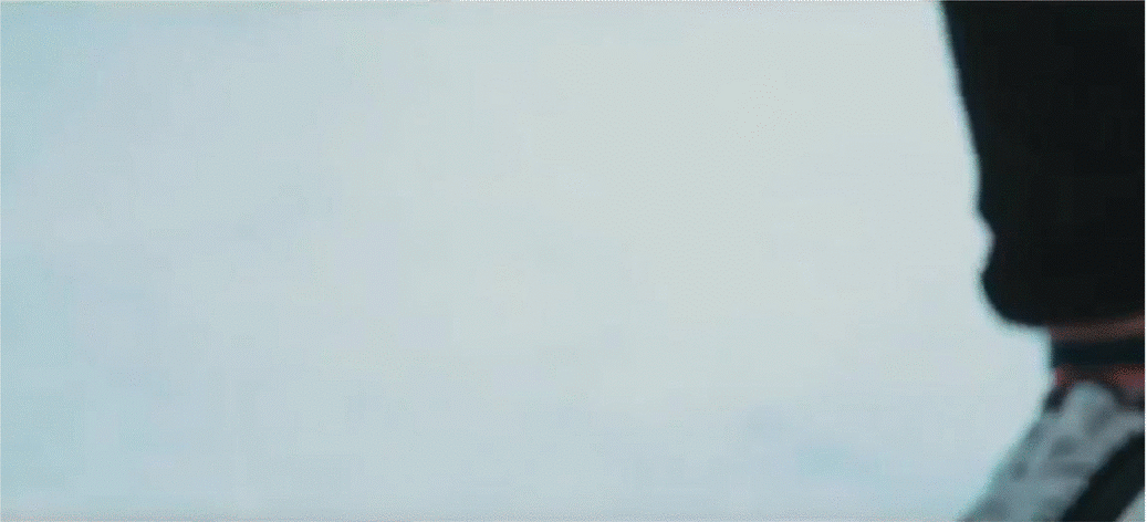 電動滑板車摺疊起來並打開燈