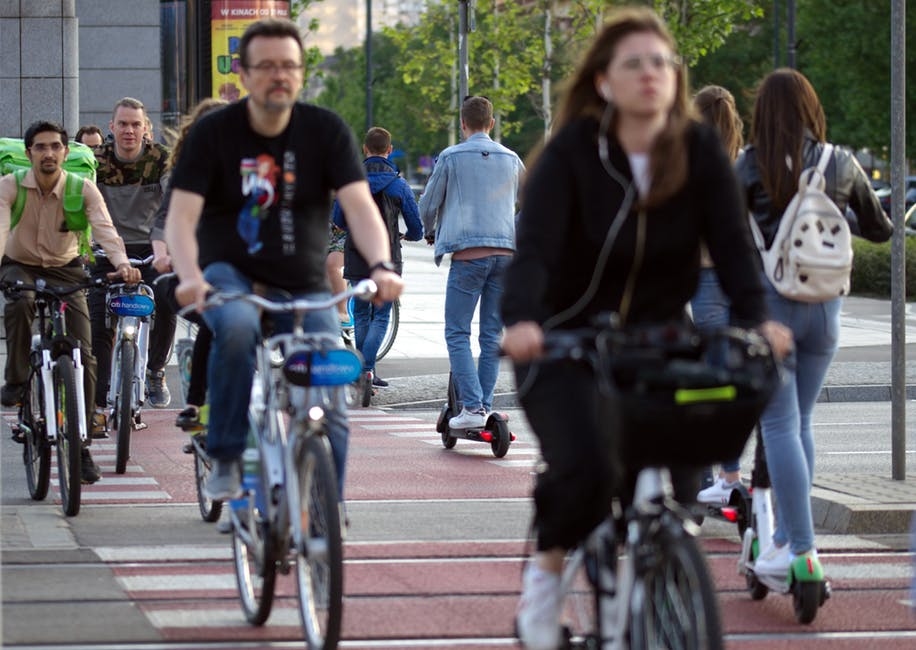 都市裡騎腳踏車過馬路的人