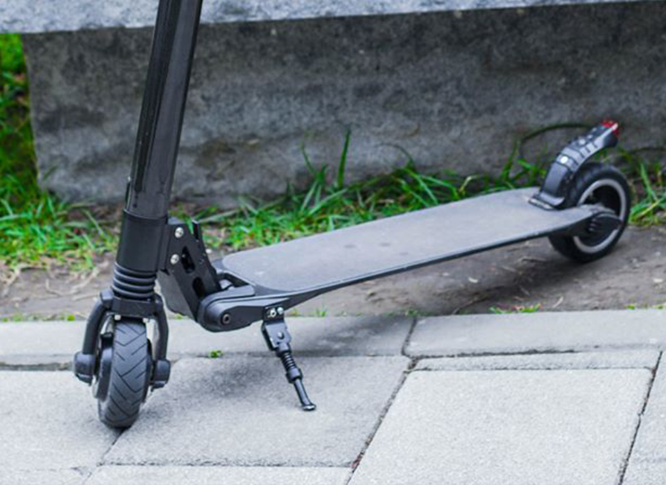 黑色碳纖維電動滑板車的踏板與前後輪