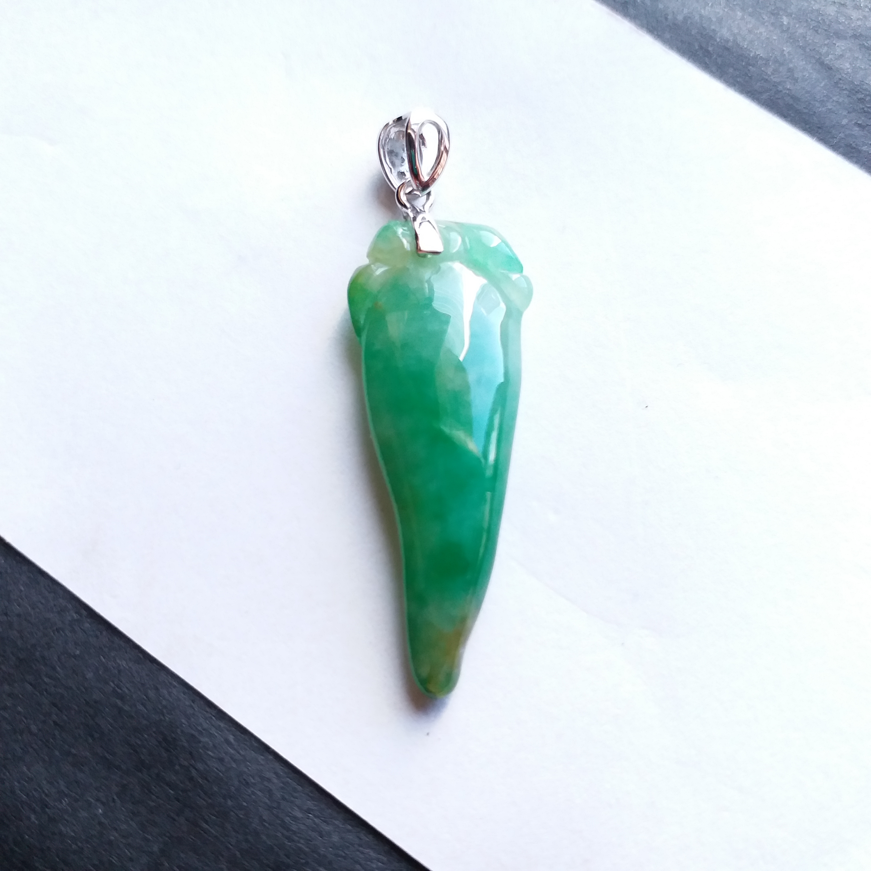 J1670 老坑冰種陽綠辣椒吊墜+真鑽18K金扣