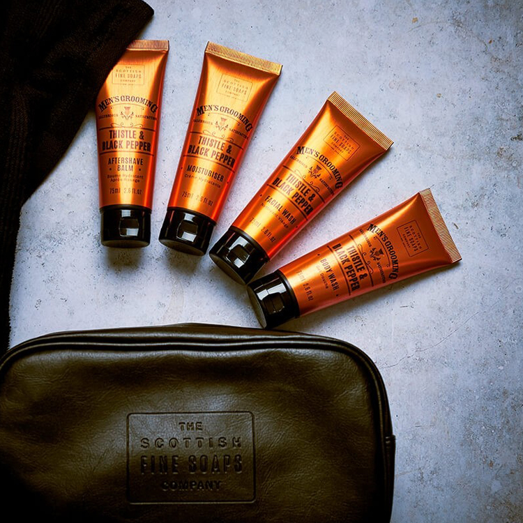 英國 Scottish Fine Soaps - 男士沐浴保養 6件組（洗面露 / 洗髮沐浴二合一 / 鬍後乳 / 臉部保濕乳液 / 盥洗包 / 毛巾）