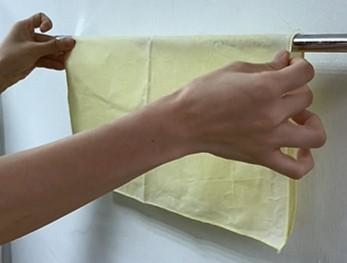 清潔與保存 以冷水及天然洗劑清洗, 如同洗臉般的方式,以指腹在蜂蠟布上輕柔畫圓。 勿搓揉扭擰!甩乾、晾乾後,收納於櫥櫃或冰箱中即可。 不適用於高溫或加熱器具中。