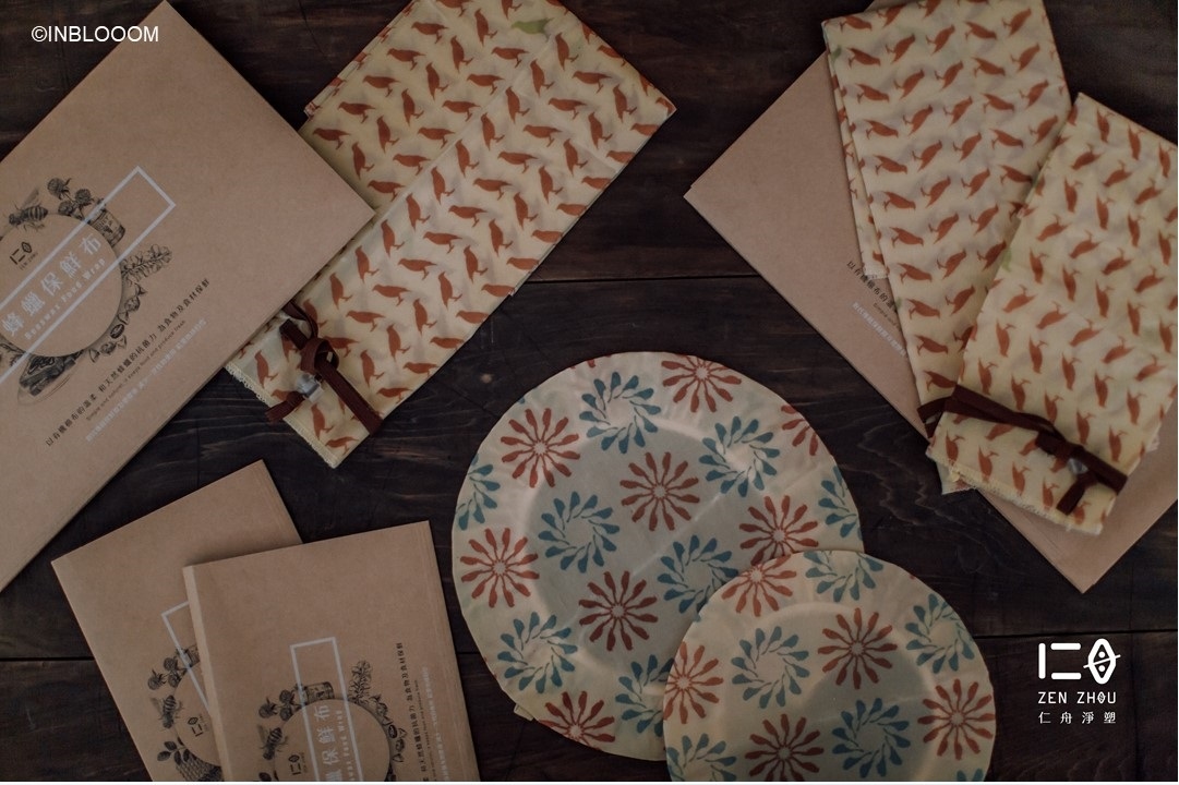 以冷水及天然洗劑清洗， 如同洗臉般的方式，以指腹在蜂蠟布上輕柔畫圓。 勿搓揉扭擰！甩乾、晾乾後，收納於櫥櫃或冰箱中即可。 不適用於高溫或加熱器具中。