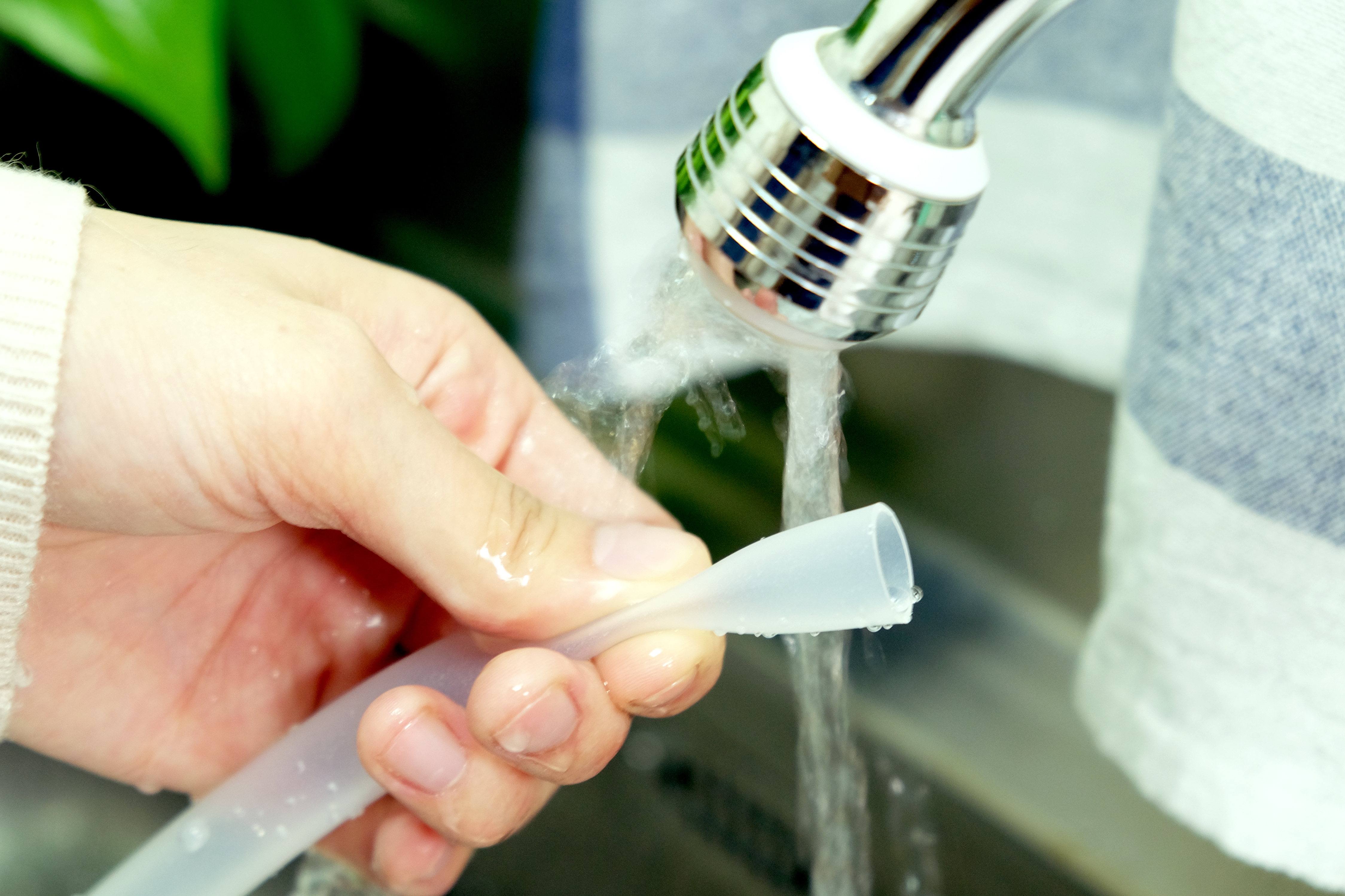 貼心透明管身，讓卡垢無所遁形， 輕輕對壓管壁、直接搓洗，方便清潔無死角， 可高溫消毒去味、可進洗碗機清洗。 帶著它、重複使用它，體現你疼惜海龜的用心， 一個讓人無法割捨的生活良品。