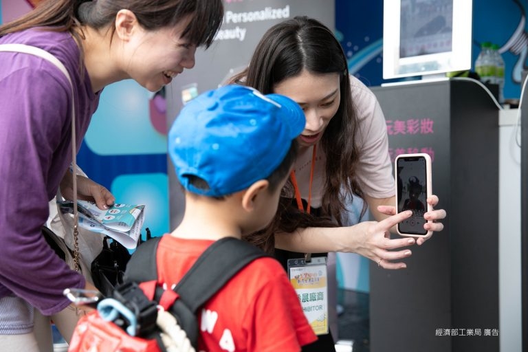 像小孩展示手機螢幕的女人