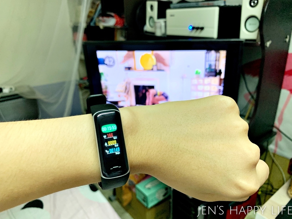 戴著Waymax 智慧健康手環的女生的手