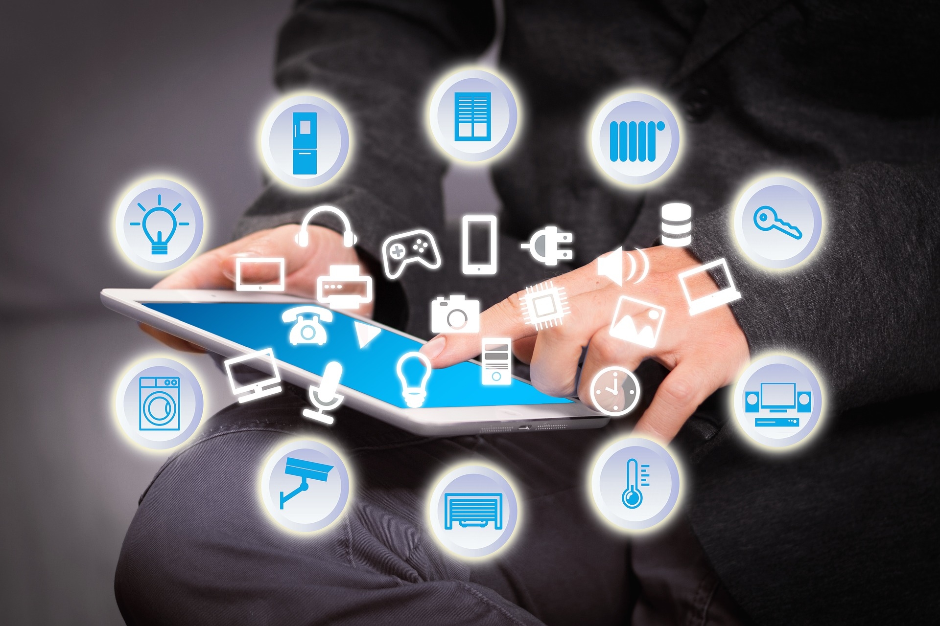 手機掌控著一切生活所需