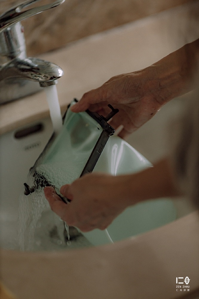 袋身底可徹底翻面，方便清潔無死角， 可以溫柔海綿與天然洗劑輔助清潔， 也可放入洗碗機清洗，高溫消毒去味。