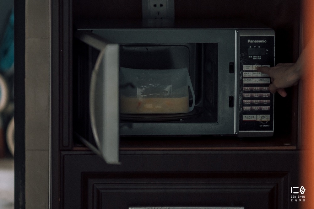 揮別市場中的塑膠袋，用我裝食材， 可直接放進冰箱冷藏、冷凍， 半透明袋身、刻度標示設計，內容物看得見。 專利立體袋型可站立、不易傾倒， 袋身還可直接加熱，是主婦廚房的好幫手!