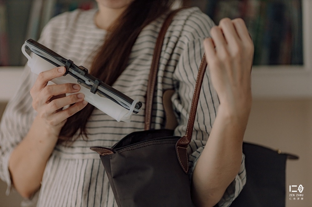 彈Ｑ矽材質，捲捲收納超輕量， 是個”軟性容器”，不會太大、更不會太重! 輕巧好攜帶，陪您輕鬆減塑。 無論是買三餐、帶點心、打包聚餐餘食， 1000ml或是1500ml， 陪你展現護地球的行動力!