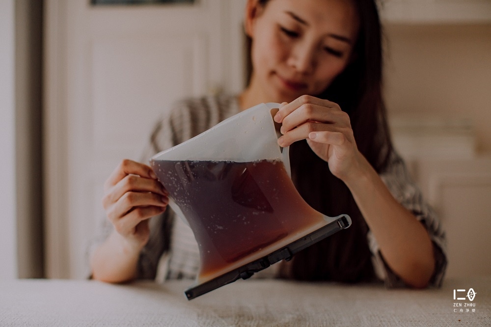 袋身是食品級矽晶打造， 通過SGS食品級檢測與美國FDA認證， 耐溫 -40~200℃，可承裝熱食和湯品， 無論是現做三明治、香噴噴炸雞塊、熱呼呼牛肉麵，都很安心!