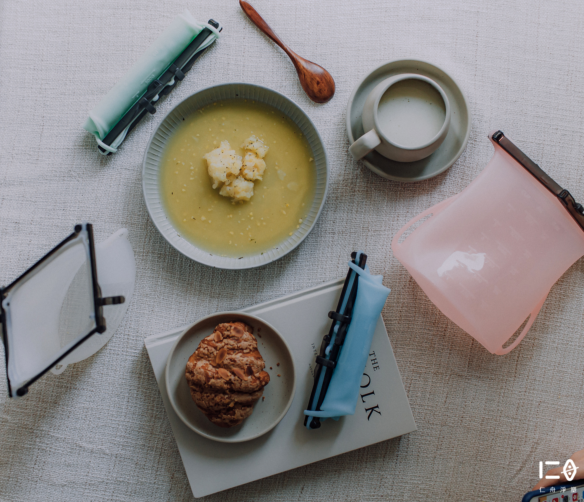 我，為取代塑膠內袋而生。 以食品級矽晶打造，無需擔心塑化劑殘留， 是盛裝食物、食材保鮮的好選擇! 輕便好攜帶、液體好密封、高溫好安心 材質好清洗、重複使用好環保。