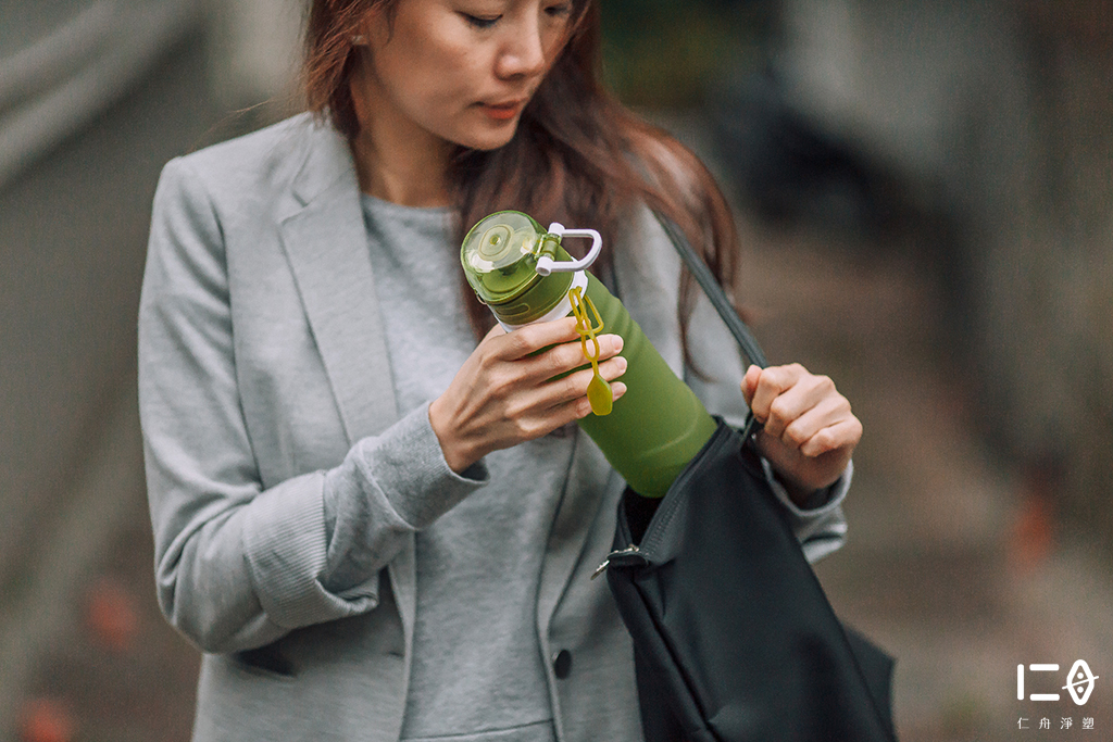 360度旋轉密封瓶蓋,輔以加厚矽晶墊片,防漏三重設計 搖晃時也不會溢出,使用好安心。