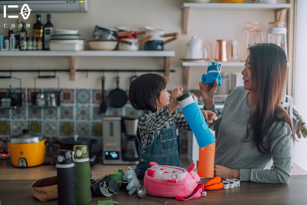 可高溫消毒,清潔好方便 瓶身柔軟,可以溫柔海綿與天然洗劑輔助清洗, 也可放入洗碗機清洗,高溫消毒去味。