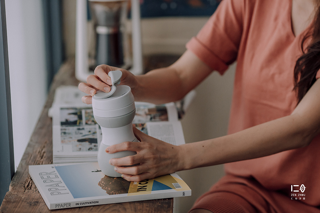 杯蓋有防漏扣蓋,不用擔心傾斜滴漏。 旋轉式蓋口設計,內附密封矽晶防漏圈,
