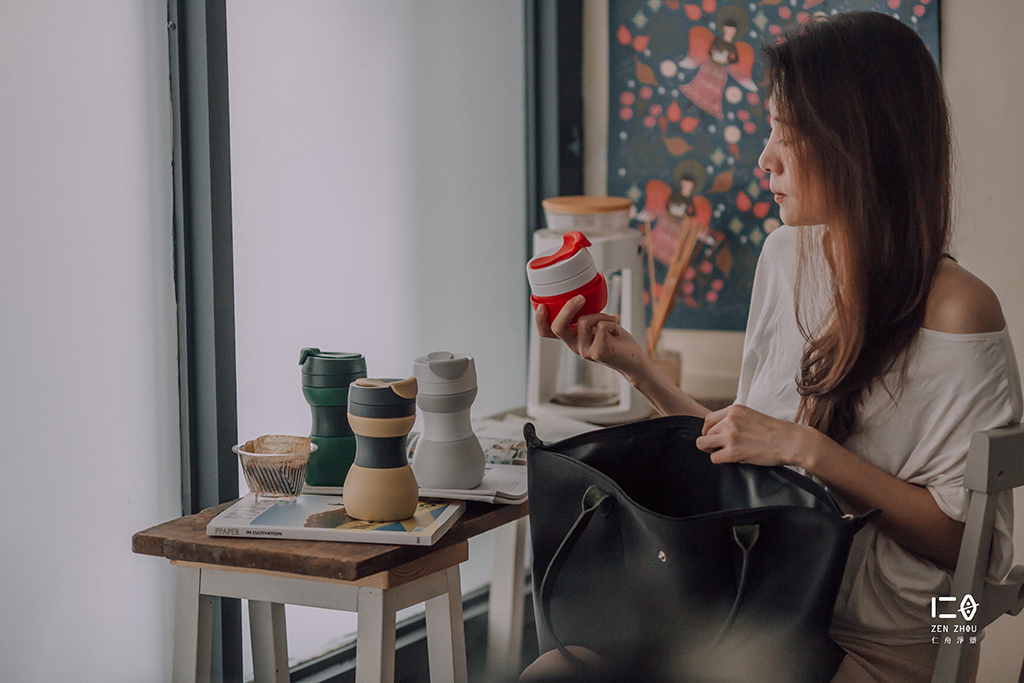 杯身可伸縮,冷熱隨時飲 食品級矽晶材質, 通過SGS食品級檢測、美國FDA與德國LFGB認證。 特殊伸縮型專利杯身, 喝多變高、喝少變矮、隨心所欲, 耐冷、耐熱、耐酸,滿足各式需求。 寬口設計,讓你裝冰塊也方便!
