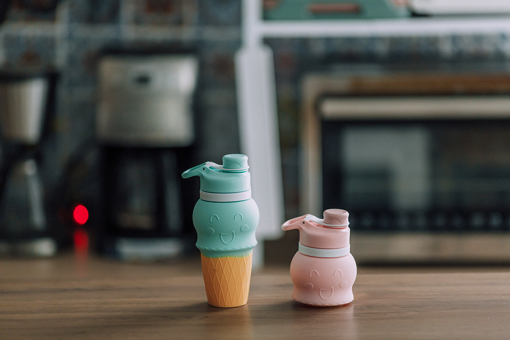 超萌創意外型，喝水也能席捲IG版面 立體甜筒造型，獨具創意巧思。 柔軟溫潤觸感，隨行一手掌握。 讓少女心大噴發，使童稚心大爆炸。 無需美食甜點或熱門景點， 用最健康新「飲」的儀式拍照獲讚， 掀起屬於自己的 #新喝水運動。