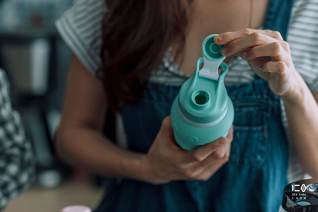 以食品級矽晶打造， 通過SGS食品級檢測、美國FDA與德國LFGB認證， 夏天沁爽，冬天溫暖， 帶來一年四季的水漾滋潤。