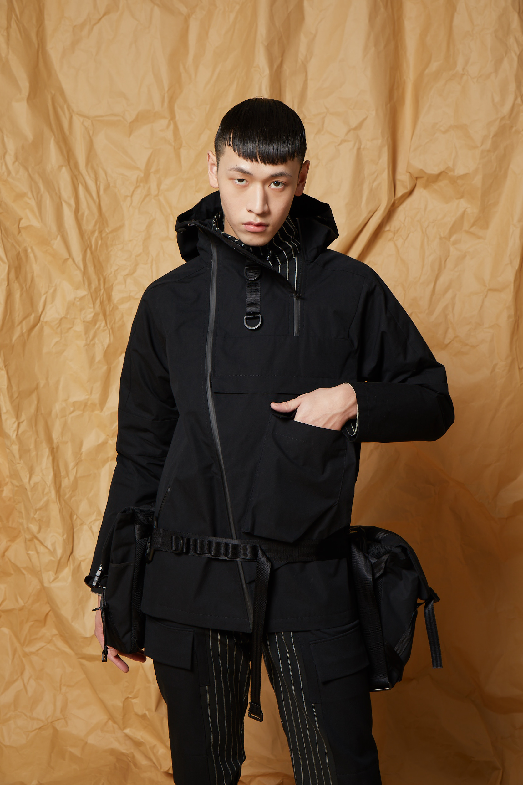 【Last】斜拉鍊防潑水連帽高領夾克- (黑)