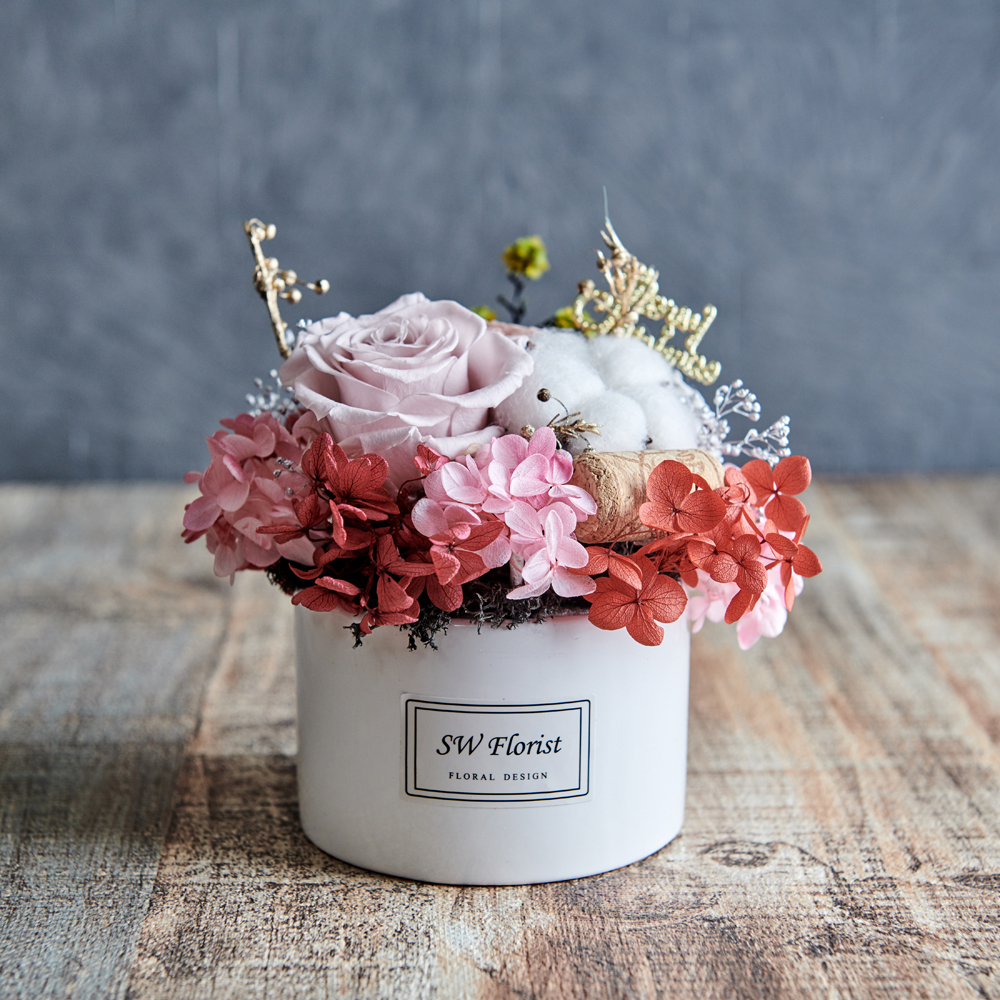 ｜不凋花桌花 乾燥花 桌花設計 聖誕節禮物 聖誕風 蓮藕色 小型桌花 白盆｜