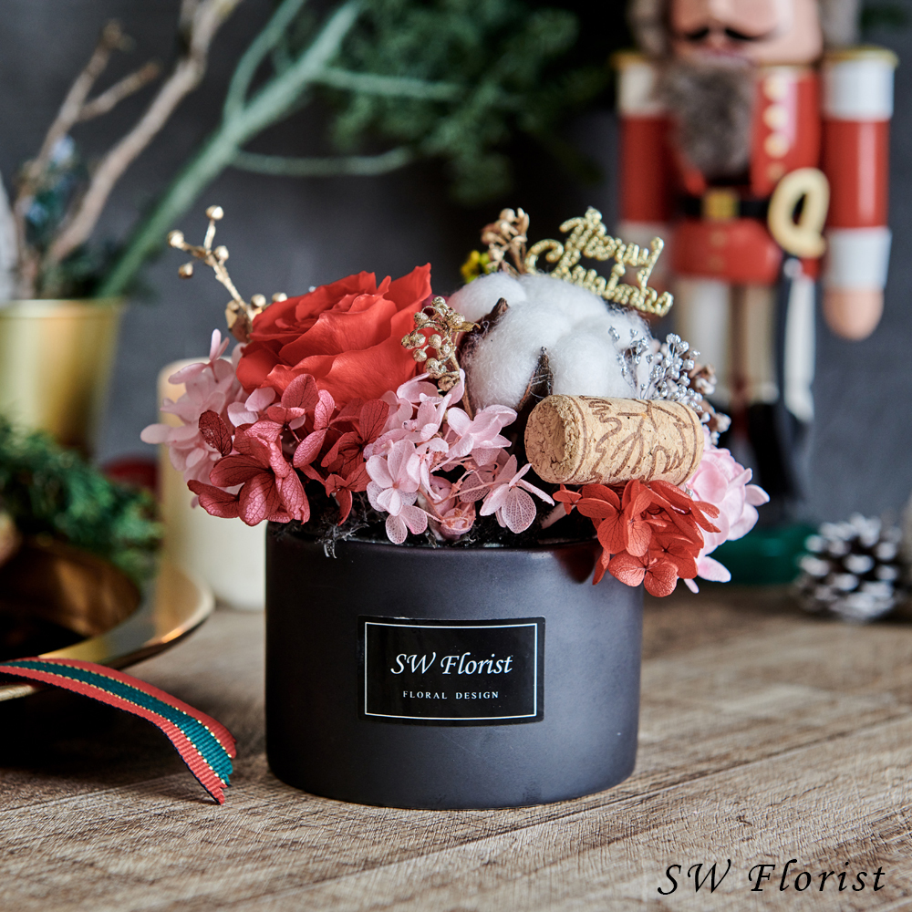 ｜不凋花桌花 乾燥花 桌花設計 聖誕節禮物 聖誕風 艷紅色 小型桌花 黑盆｜