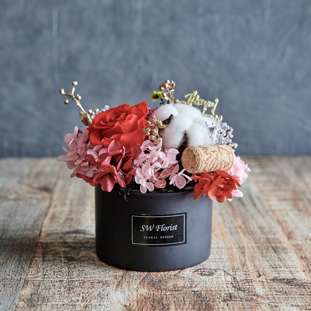 ｜不凋花桌花 乾燥花 桌花設計 聖誕節禮物 聖誕風 艷紅色 小型桌花 黑盆｜