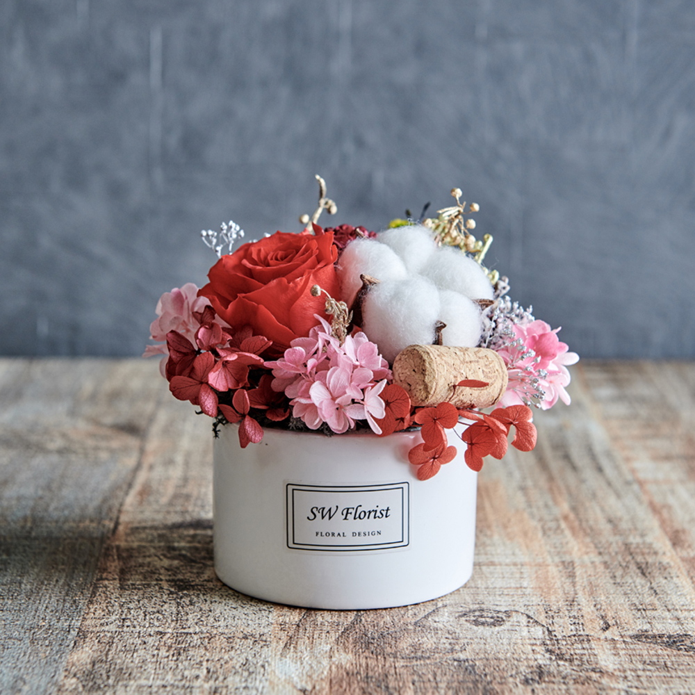 ｜不凋花桌花 乾燥花 桌花設計 聖誕節禮物 聖誕風 艷紅色 小型桌花 白盆｜