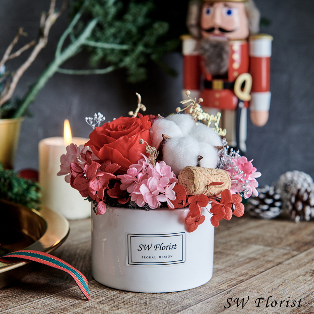 ｜不凋花桌花 乾燥花 桌花設計 聖誕節禮物 聖誕風 艷紅色 小型桌花 白盆｜