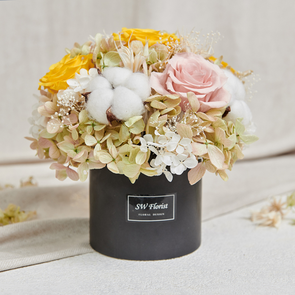 ｜經典款不凋花桌花 永生花 乾燥花 桌花設計 柳黃 圓形 大型桌花 黑盆｜