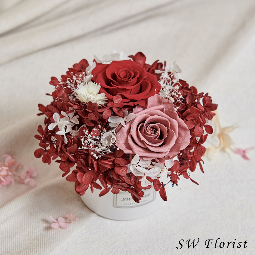 ｜經典款不凋花桌花 永生花 乾燥花 桌花設計 酒紅 圓形 中型桌花 白盆｜