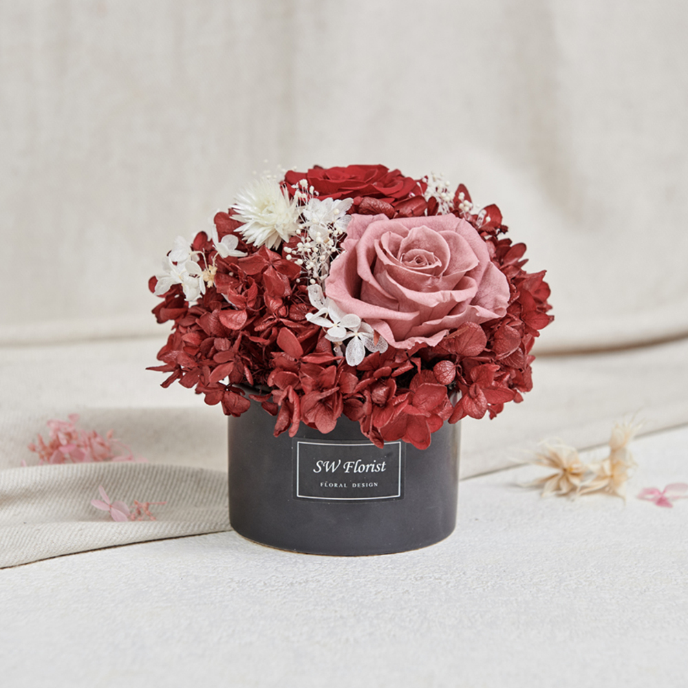 ｜經典款不凋花桌花 永生花 乾燥花 桌花設計 酒紅 圓形 中型桌花 黑盆｜