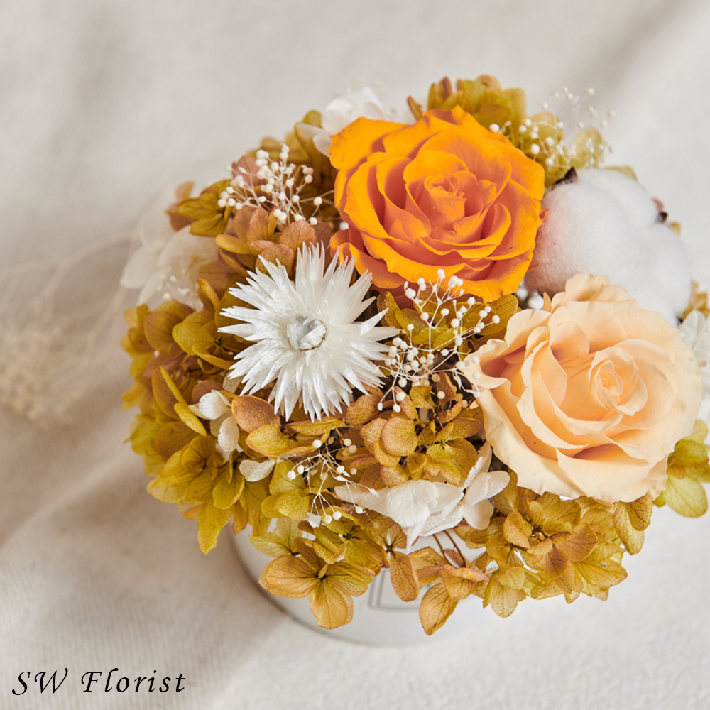 ｜經典款不凋花桌花 永生花 乾燥花 桌花設計 橙黄 圓形 中型桌花 白盆｜