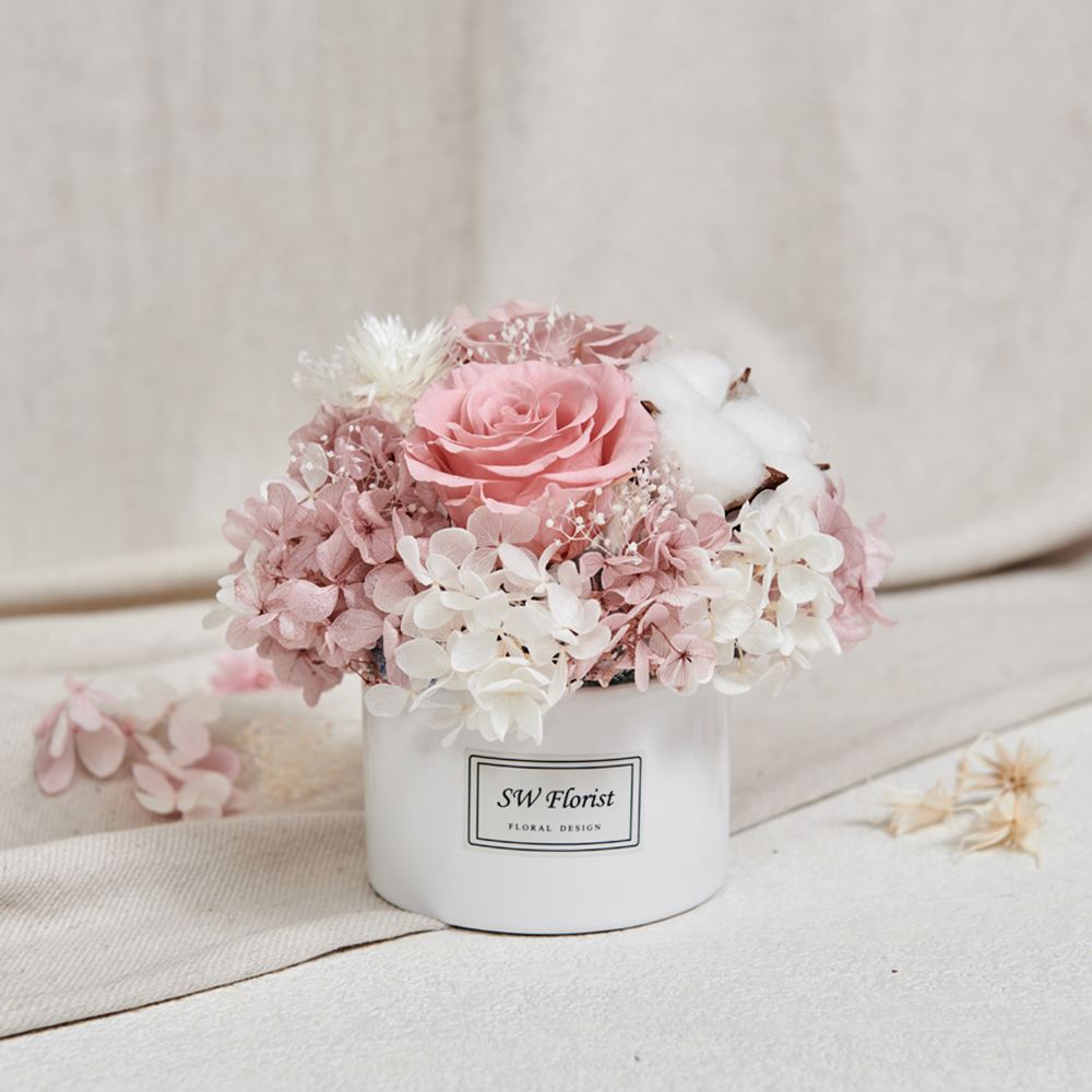 ｜經典款不凋花桌花 永生花 乾燥花 桌花設計 藕荷 圓形 中型桌花 白盆｜