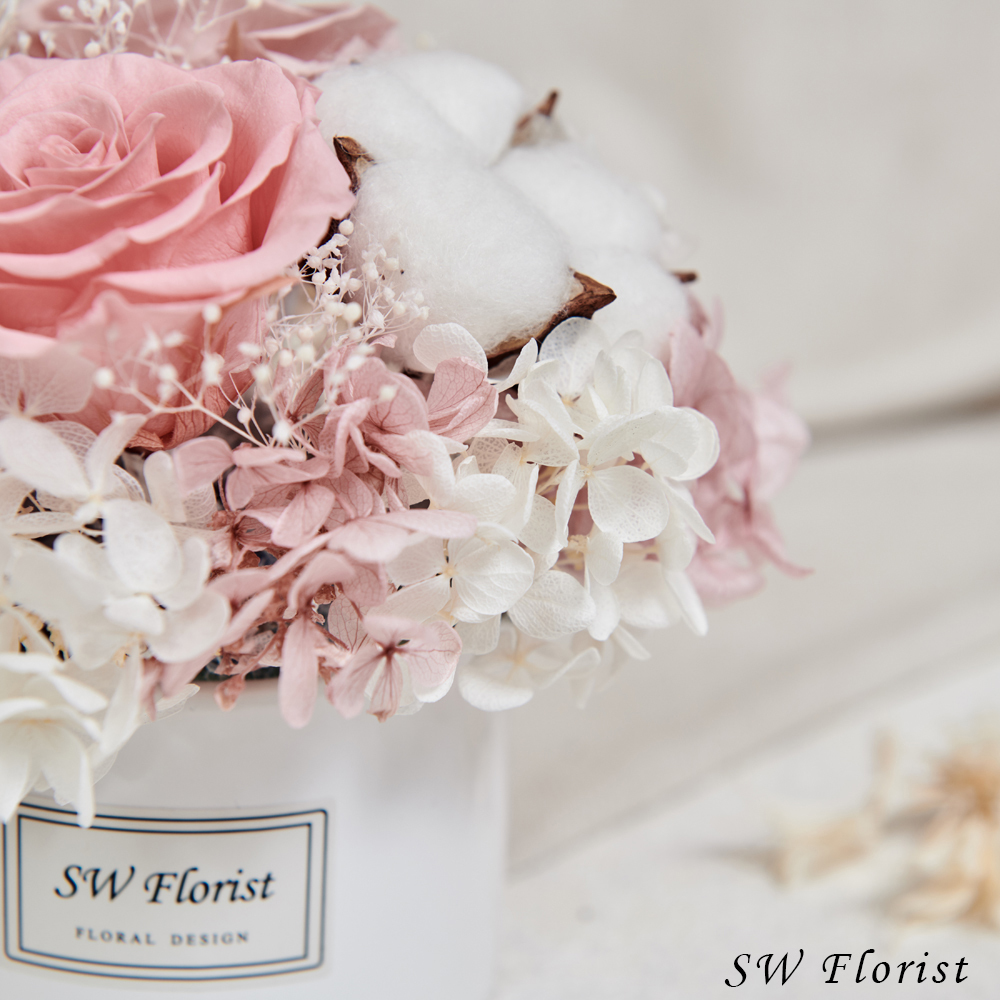 ｜經典款不凋花桌花 永生花 乾燥花 桌花設計 藕荷 圓形 中型桌花 白盆｜