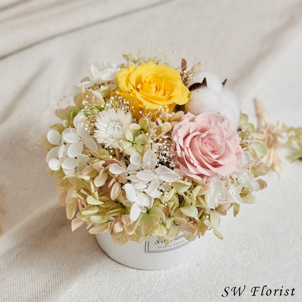 ｜經典款不凋花桌花 永生花 乾燥花 桌花設計 柳黃 圓形 中型桌花 白盆｜