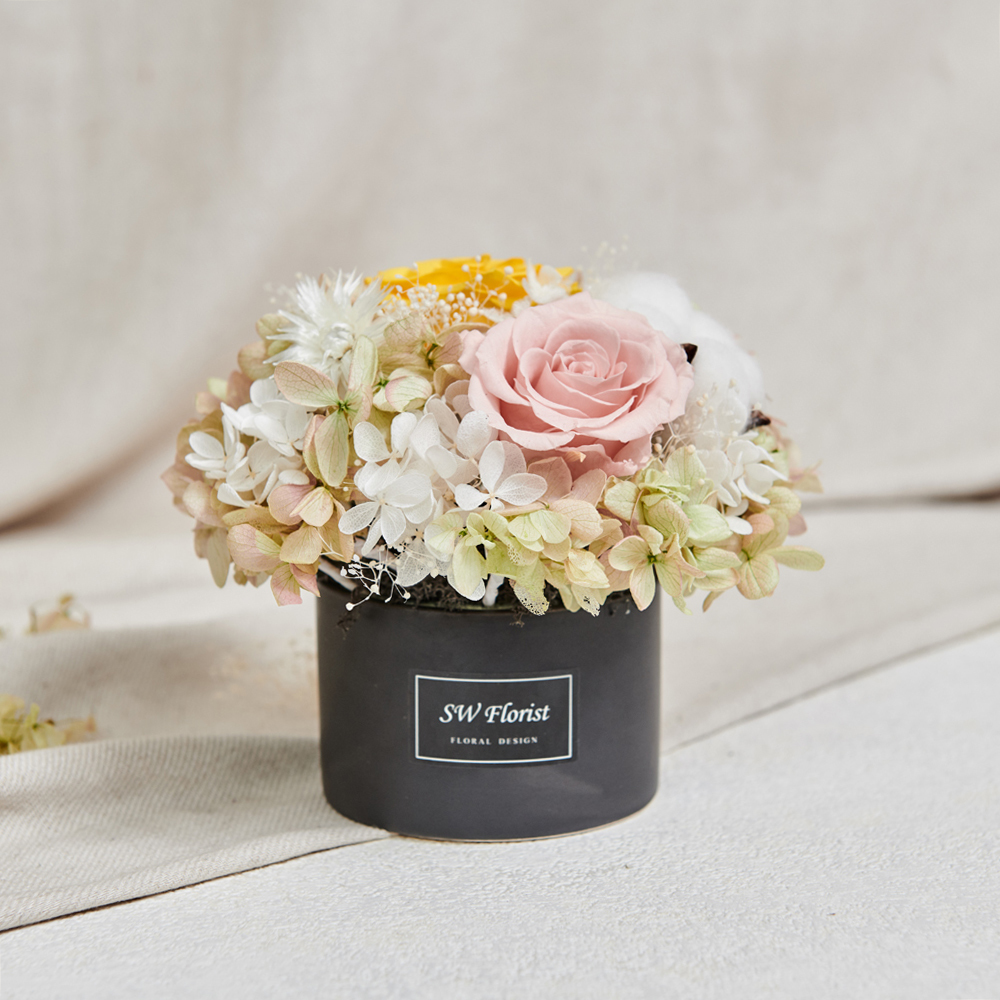 ｜經典款不凋花桌花 永生花 乾燥花 桌花設計 柳黃 圓形 中型桌花 黑盆｜