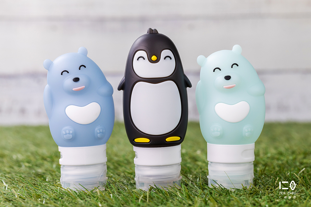 北極熊南企鵝，陪你去旅行 鉑金矽晶所製的洗浴分裝瓶， 柔軟矽緻材質，抗擠壓、好收納 更能為旅途中省去不必需的塑料用品