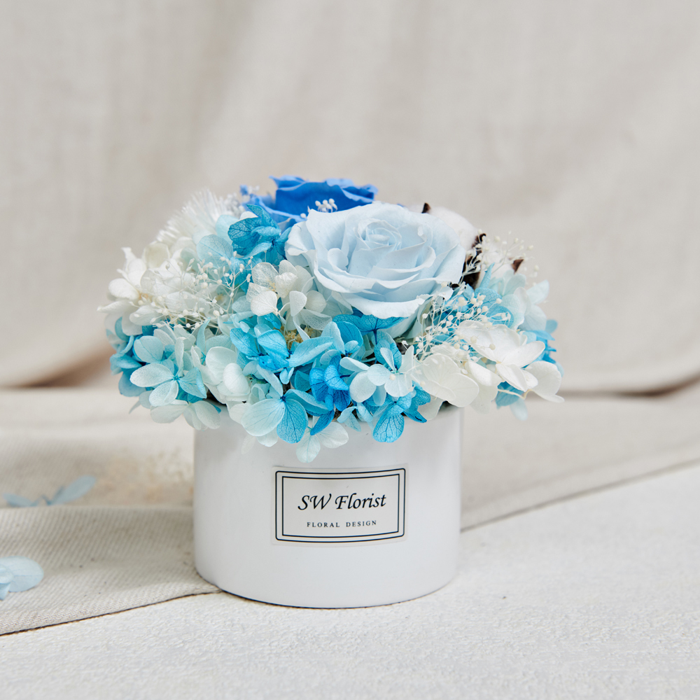 ｜經典款不凋花桌花 永生花 乾燥花 桌花設計 蔚藍 圓形 中型桌花 白盆｜