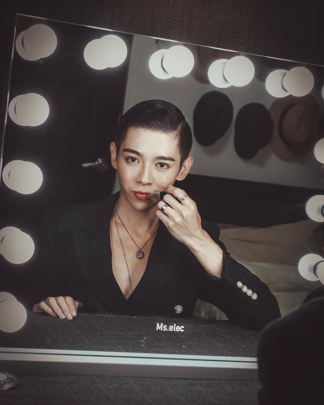 <img src="difference-between-sem-and-seo.png" alt="網紅推薦奢華訂製燈泡化妝鏡">