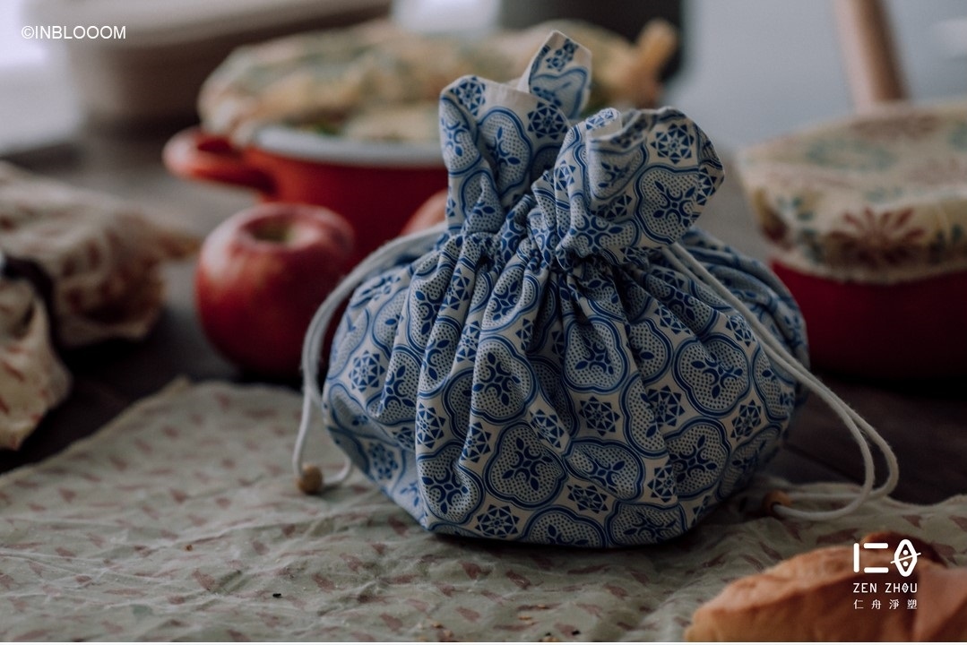 一秒瞬收,隨身萬用 收納時,一塊布摺疊不佔空間。 使用時,一塊布收拉變身為包。