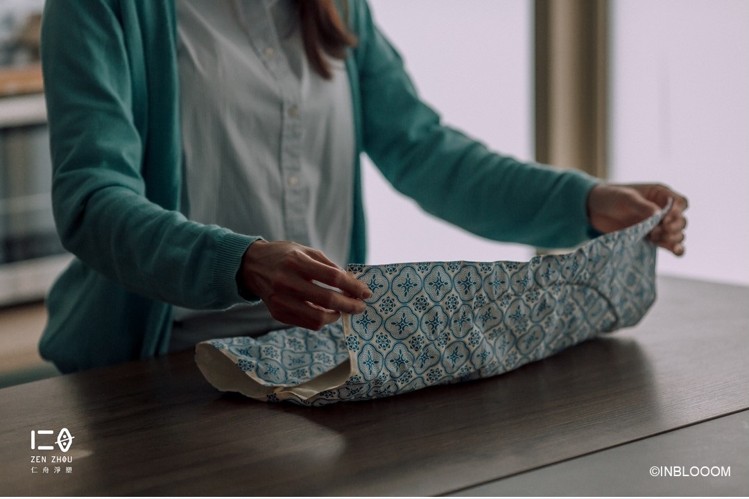 平攤收納,輕量便攜 打開攤平就是簡單一塊布, 可任意摺疊為便於攜帶的形狀, 放在包包或是手提袋中, 攜帶隨心又自在。