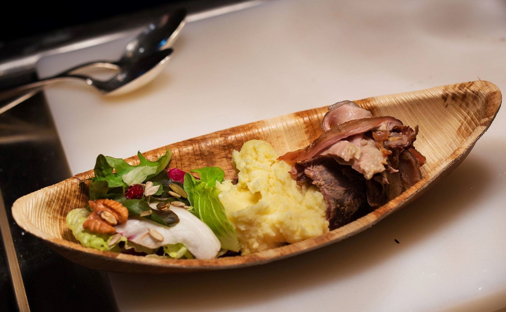 創意，讓美食充滿驚喜 除了常用的圓盤、方盤外， 仁舟葉子餐盤還有許多創意盤型， 可以搭配出各種不同用法， 創造出視覺驚喜，也能為美食加分！