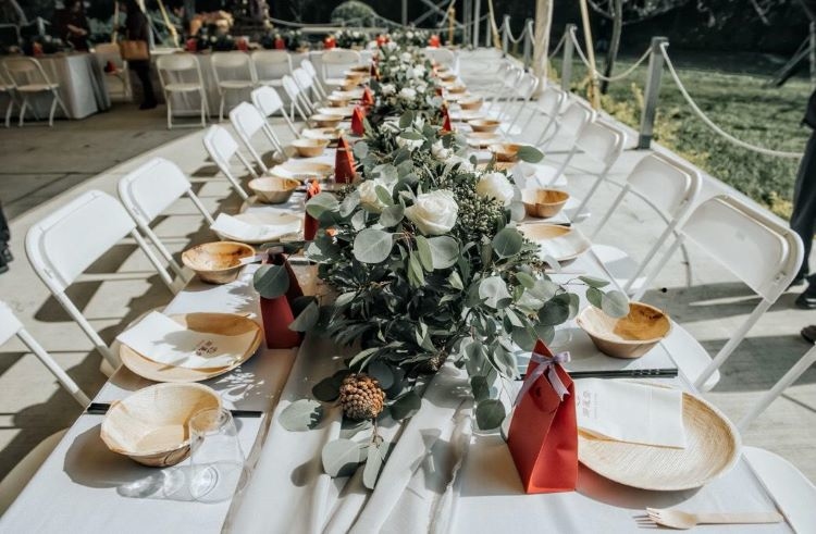 純天然棕櫚落葉鞘製成， 盡展溫潤木質感，典雅原色自然之美， 適合各式聚會、戶外活動，襯托美食也彰顯品味。  無塑膠淋膜，對健康溫柔， 土埋即可自然分解，也對環境溫柔。